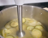 Foto del paso 3 de la receta: Crema de calabacín y cebolleta con pesto y tosta gratinada