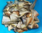 Foto langkah ke 1 dari resep Ikan asin pedas manis.