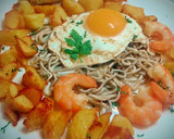 Foto del paso 10 de la receta: Huevos con patatas langostinos y gulas