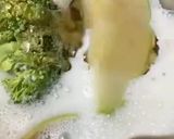 A picture of step 3 of 🥦Broccoli Smoothie with Green Apple and Lime🍋.