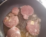 Foto del paso 3 de la receta: Solomillo de cerdo con salsa de champiñones y papas dolar