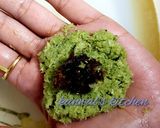 A picture of step 3 of Paan coconut laddo.