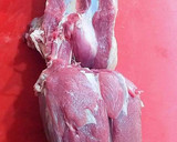 Foto del paso 1 de la receta: Cordero guisado en salsa reducida de dos cebollas con pasas