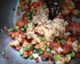 Foto del paso 2 de la receta: Timbal de arroz con mix de vegetales y cúrcuma 🥕🌽☘️🎊🌰🌶️🧄🫑