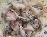 Foto del paso 3 de la receta: Habitas en conserva con chipirones, cebolla y tomate confitado y huevo frito para rematar el plato
