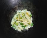 Foto langkah ke 4 dari resep Telur dadar enoki.