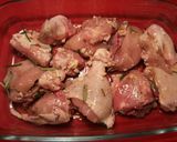 Foto del paso 4 de la receta Pollo al ajillo y romero al horno con patatas asadas