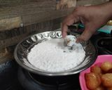 A picture of step 9 of Thaen Mittai.