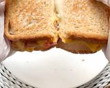 Foto langkah ke 7 dari resep Cheesy Egg-Sausage-Smoked Beef Toastie.