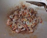 Foto langkah ke 3 dari resep Udang tumis cabe bawang mentega.