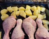 Foto del paso 1 de la receta: Muslitos de pollo con patatas y salsa de almendras