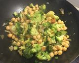 Foto del paso 2 de la receta: Brócoli, calabacín, cebolla y garbanzos