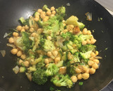 Foto del paso 2 de la receta: Brócoli, calabacín, cebolla y garbanzos