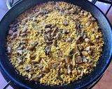 Foto del paso 9 de la receta Paella de secreto ibérico 🐽, setas 🍄 y ajos tiernos 🌱