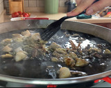 Foto del paso 5 de la receta: Fideuà negra de chipirones y langostinos