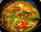 รูปขั้นตอนการทำที่ 4 ของ ไก่ผัดพริกแกงใส่กระเจี๊ยบ