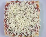चीज़ गार्लिक ब्रेड पिज़्ज़ा (Cheese garlic bread pizza recipe in Hindi) रेसिपी चरण 5 फोटो
