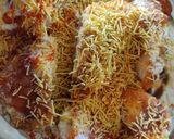 A picture of step 4 of Stuff potato idli pakoda chat.