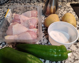 Foto del paso 1 de la receta: Muslitos con patatas y pimientos 😋😋