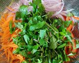 Hình bước làm 1 của món Gỏi bò cà pháo, lạp xưởng