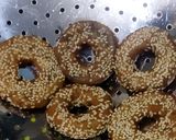 Foto langkah ke 10 dari resep Donat Pisang Wijen Isi Coklat.