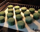 Hình bước làm 9 của món Bánh Trung Thu Mini Thập Cẩm Trứng Muối Với Vỏ Bánh Tảo Xoăn Spirulina