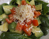 Foto del paso 2 de la receta: Ensalada de espinacas con tomates, aguacate y queso Pecorino