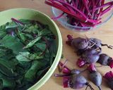 Foto del passaggio 1 della ricetta Foglie e gambi di barbabietola con granella di pistacchi