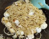 Foto langkah ke 6 dari resep Spaghetti Tumis Tahu dan Telur Puyuh.