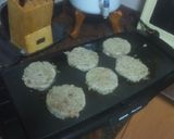 Foto del paso 3 de la receta: Hamburguesa con cebolla, queso majorero y papas onduladas