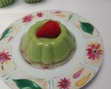 Foto langkah ke 6 dari resep Puding Matcha Topping Kiwi Stroberi.