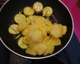 Foto del paso 3 de la receta: Tortilla de calabacín patata y queso