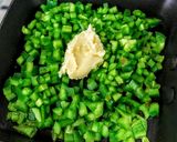 Foto del paso 1 de la receta: HUEVOS CUADRADOS, Rellenos de Pimentón🌶️Verde y Tocineta🥓...!