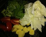 Foto langkah ke 2 dari resep Sop Sayur Sosis.