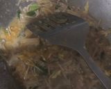 Foto langkah ke 4 dari resep Tumis Enoki Telur dengan daun bawang.