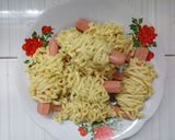 Foto langkah ke 3 dari resep Sosis mie gulung.