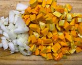 Foto del paso 1 de la receta: Sopa crema de calabaza y hongos de pino