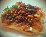 Foto del paso 14 de la receta Tostas de pechuga de pavo y queso brie con cebolla, nueces y piñones caramelizados