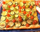 Foto del passaggio 4 della ricetta Focaccia con pomodorini e zucchine