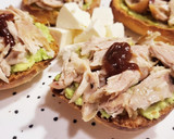 Foto del paso 4 de la receta: Tostas con aguacate y pollo