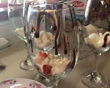 Foto del paso 5 de la receta: Postre en copa 🍧 de frutillas con crema