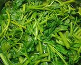 Hình bước làm 2 của món Rau muống xào tương ớt