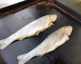 Une image de l'étape 4 de Truites saumonées grillées farcies au pesto herbes et ail.