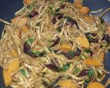 Foto langkah ke 4 dari resep Mie Urai Goreng Bayam Batik.
