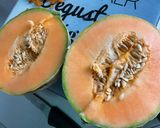 Une image de l'étape 2 de Salade de fruits aux deux melons, raisins et abricots.