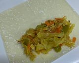 صورة لخطوة 3 من وصفة سبرينج رول بالدجاج لذيذ 😋