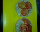 Foto del paso 1 de la receta: Pizzetas de galletas de arroz con queso muzzarella, roquefort, cherry y albahaca
