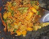 Foto langkah ke 2 dari resep Mie goreng spesial.