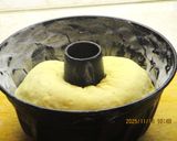 Aszalt gyümölcsös kuglóf recept fázis 3 fotója