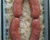 Savanyú káposztával sült csípős kolbász, pirított burgonyával recept fázis 3 fotója